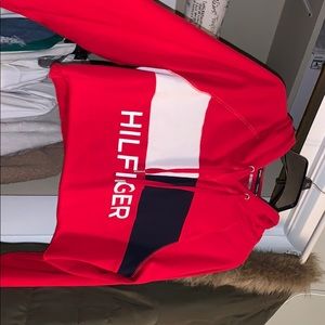Cropped Tommy Hilfiger hoodie!